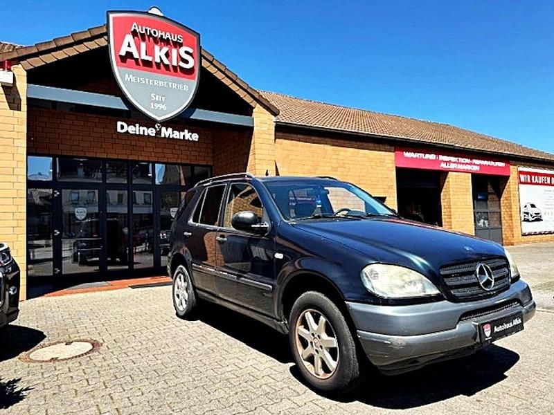 Metallic paint, emerald black Gebraucht 1999 Mercedes ML230 SUV | 1.900 € (Guter Preis) - Bild 1/4