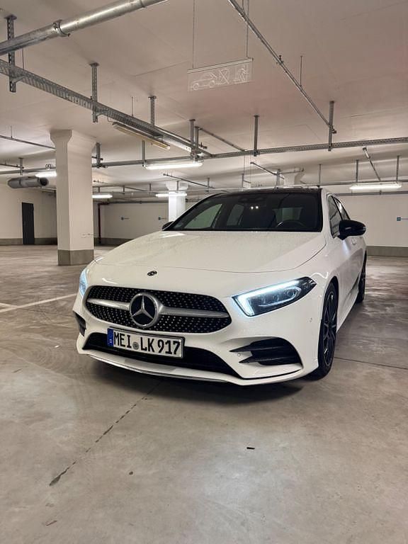 Weiß Gebraucht 2019 Mercedes A250 AMG line Limousine | 23.490 € (Guter Preis) - Bild 1/4