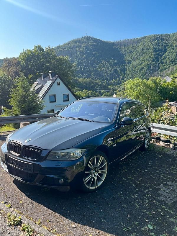 Schwarz Gebraucht 2010 BMW 330 Kombi | 8.500 € (Guter Preis) - Bild 1/4