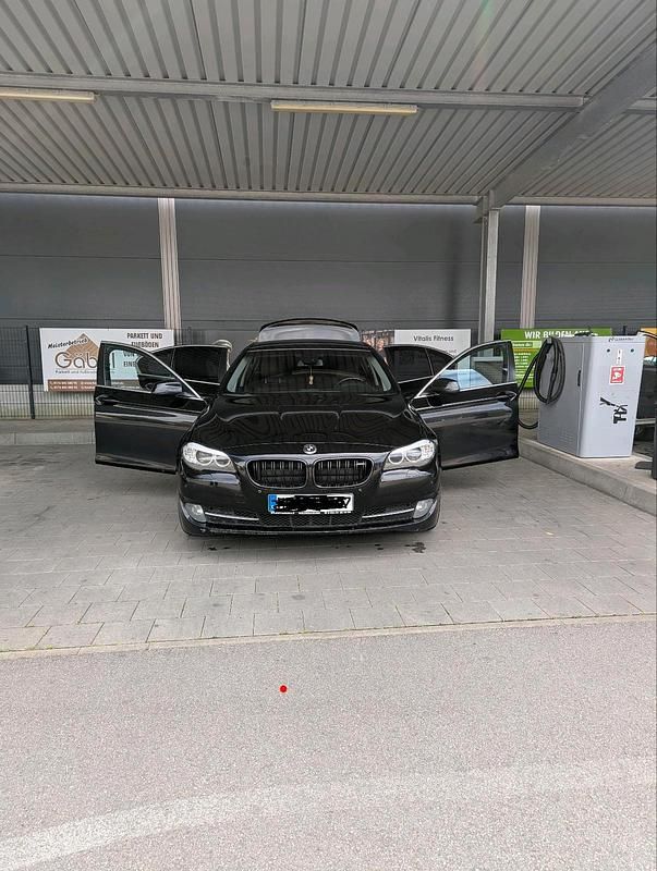 Schwarz Gebraucht 2010 BMW 530 Limousine | 11.800 € (Guter Preis) - Bild 1/4