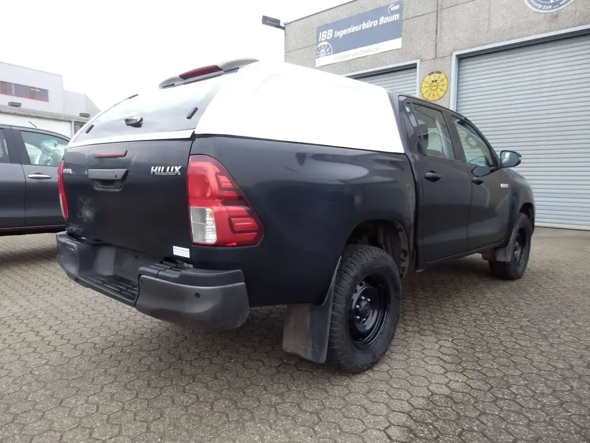 Gebraucht Toyota HiLux 150 PS (110 kW) 2022 Attitude black mc. Pickup
