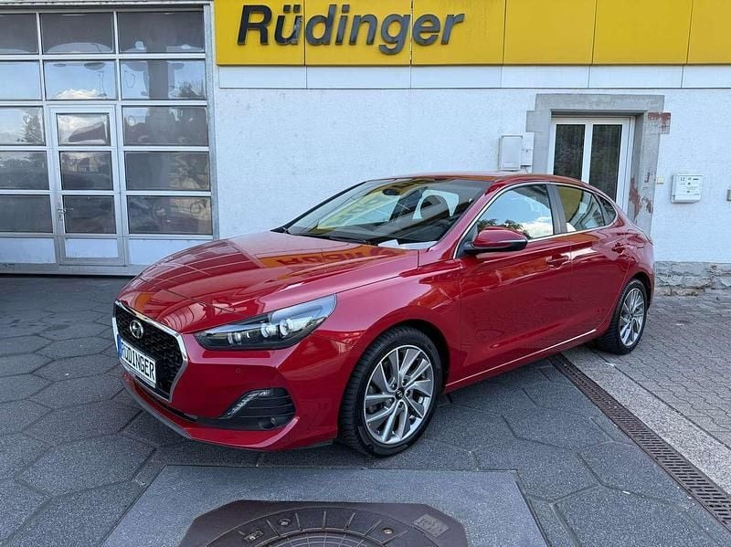 Fiery red / mic Gebraucht 2020 Hyundai i30 Trend Kleinwagen | 15.980 € (Fairer Preis) - Bild 1/4