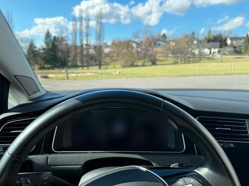 Gebraucht VW Golf VII Highline 125 PS (91 kW) 2017 Blau Kleinwagen