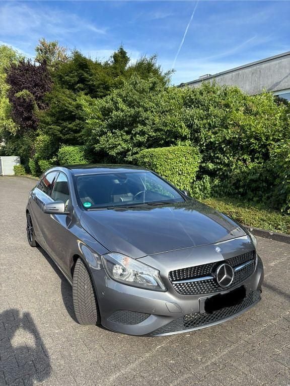 Grau Gebraucht 2013 Mercedes A180 Limousine | 9.999 € (Fairer Preis) - Bild 1/4