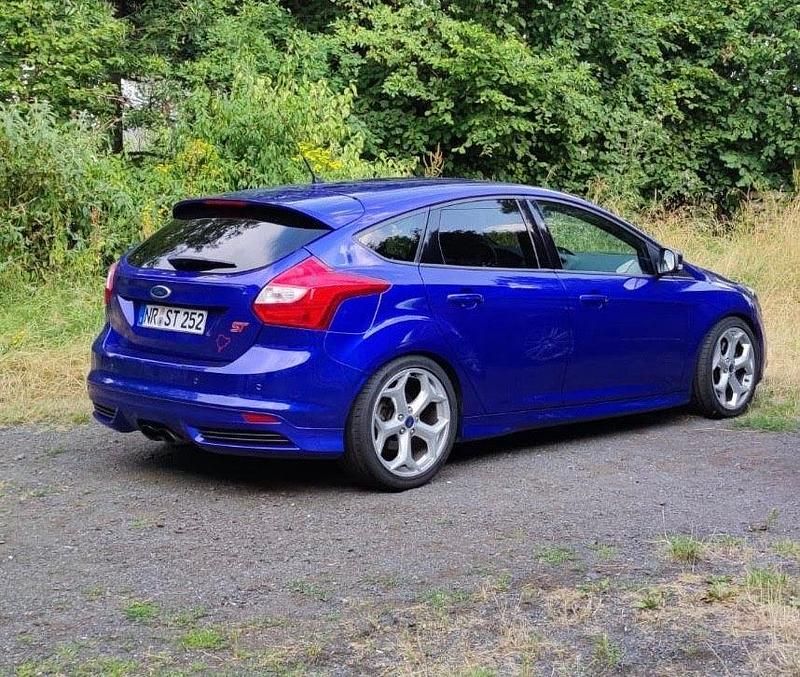 Gebraucht Ford Focus Sport 250 PS (183 kW) 2014 Blau Limousine