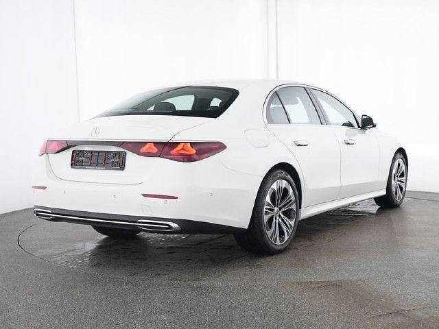 Weiß Gebraucht 2024 Mercedes E200 Avantgarde Limousine | 61.490 € - Bild 1/4