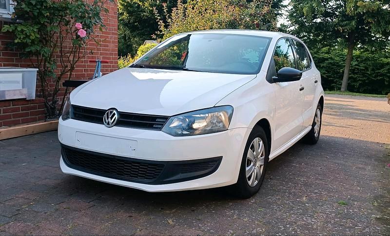 Weiß Gebraucht 2013 VW Polo Trendline Kleinwagen | 4.999 € (Fairer Preis) - Bild 1/4