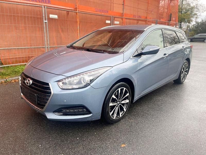 Blau Gebraucht 2018 Hyundai i40 Trend Kombi | 8.999 € (Superpreis) - Bild 1/4