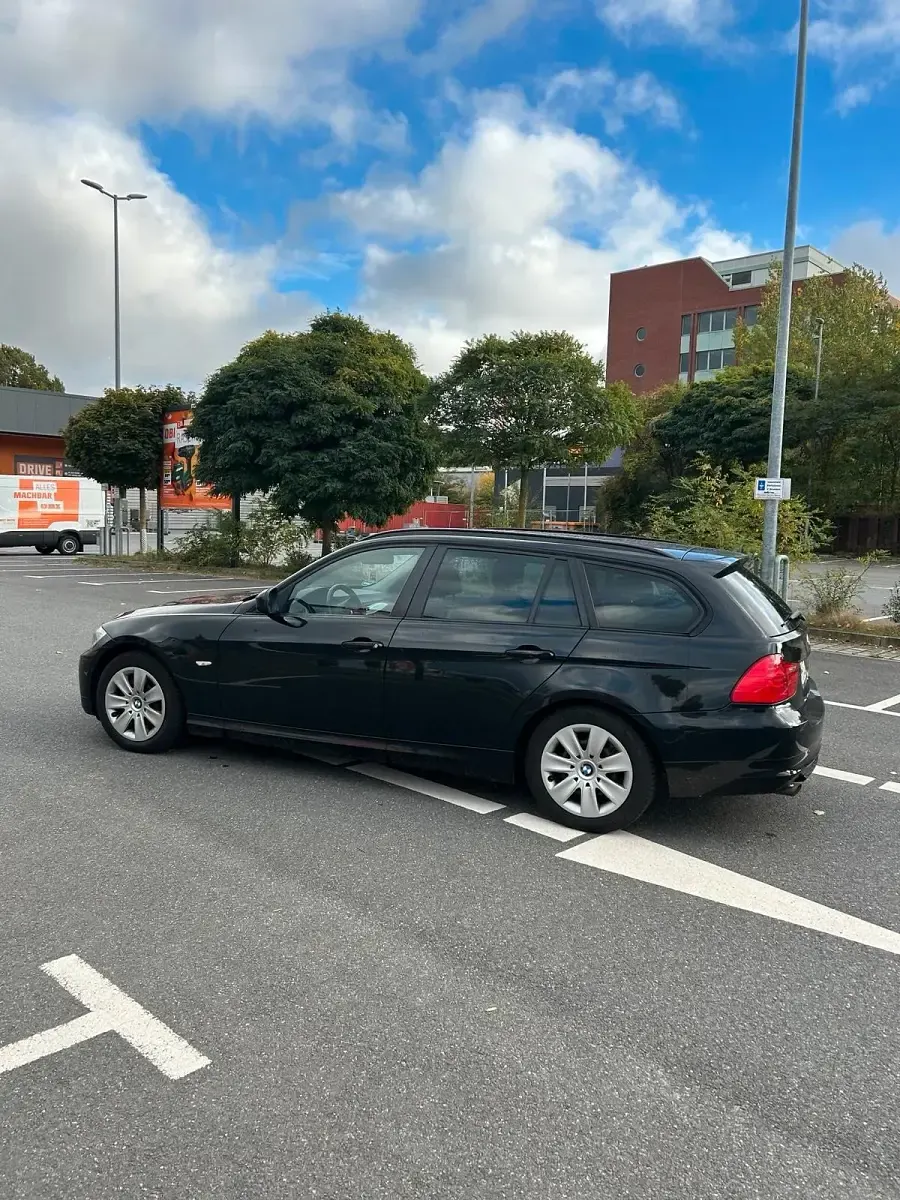 Gebraucht BMW 318 143 PS (105 kW) 2011 Schwarz Kombi