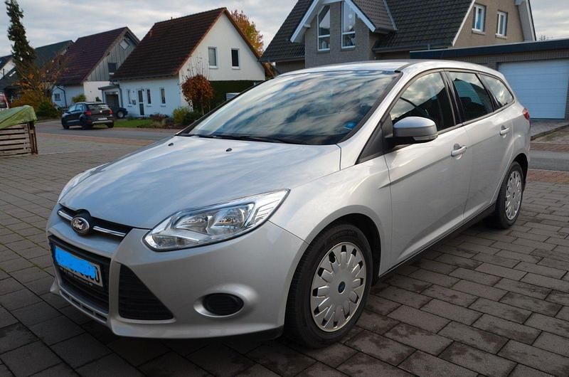 Grau Gebraucht 2013 Ford Focus Kombi | 5.600 € (Fairer Preis) - Bild 1/4