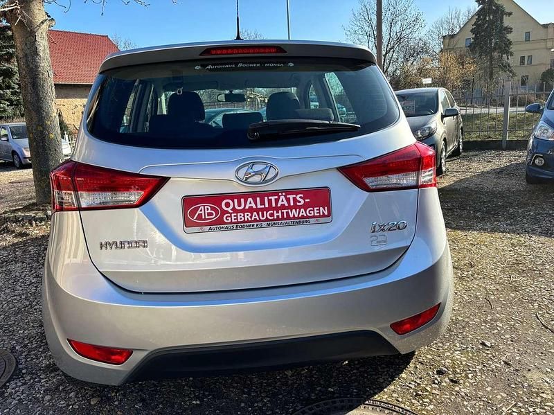 Gebraucht Hyundai ix20 Edition 90 PS (66 kW) 2012 Sleek silver Kleinwagen