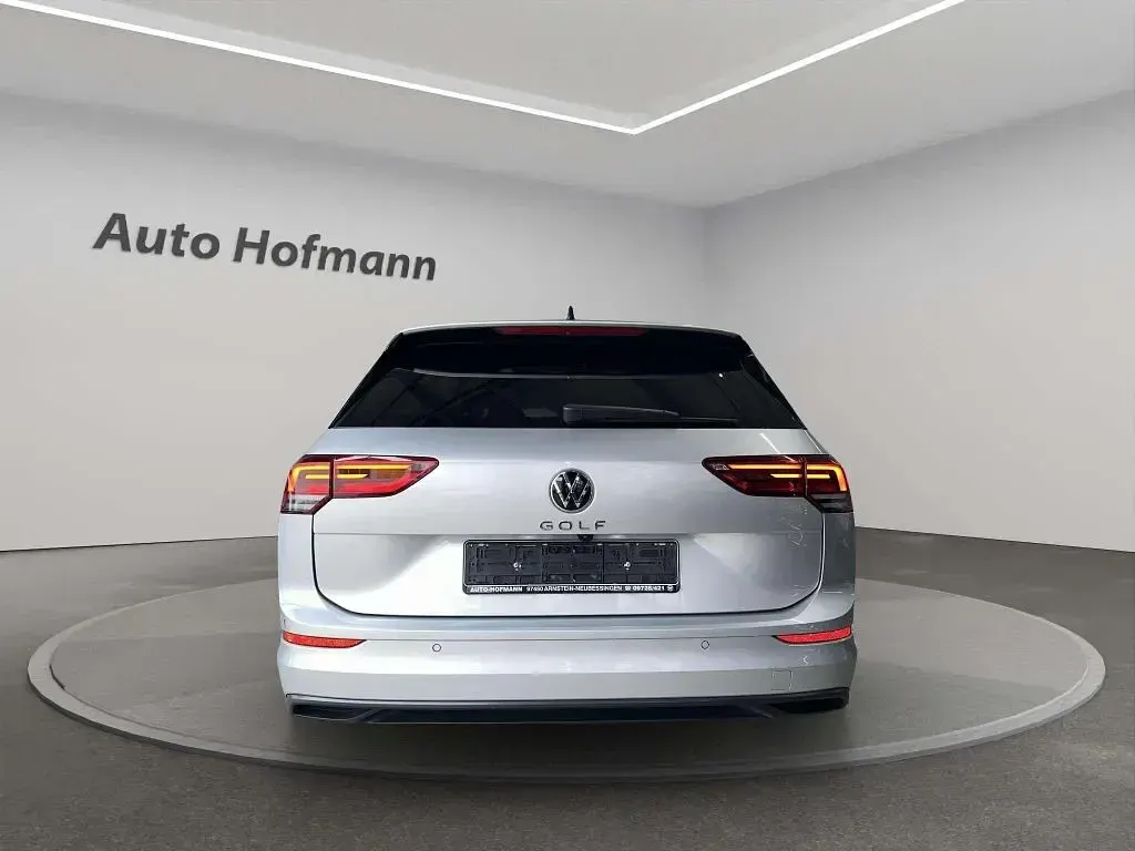Gebraucht VW Golf VII Life 150 PS (110 kW) 2021 Reflex silver metallic Kleinwagen