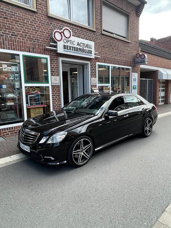Schwarz Gebraucht 2009 Mercedes E250 AMG Limousine | 12.500 € - Bild 1/4