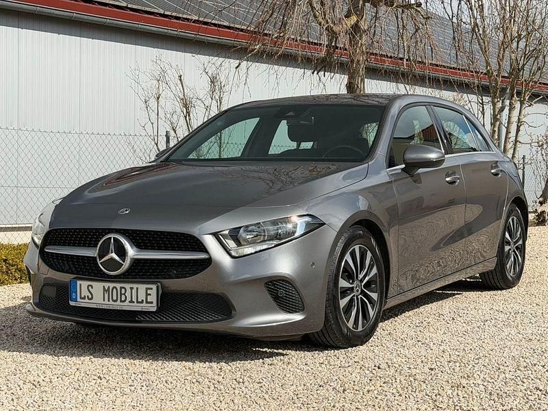 Gebraucht Mercedes A180 116 PS (85 kW) 2020 Grau Limousine