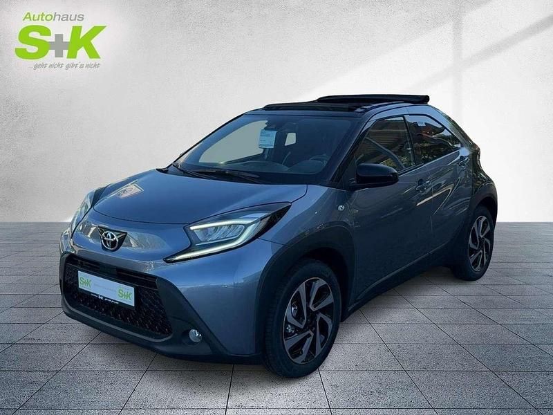 Celestite grey metallic / nigh Neu 2025 Toyota Aygo Kleinwagen | 21.480 € - Bild 1/4