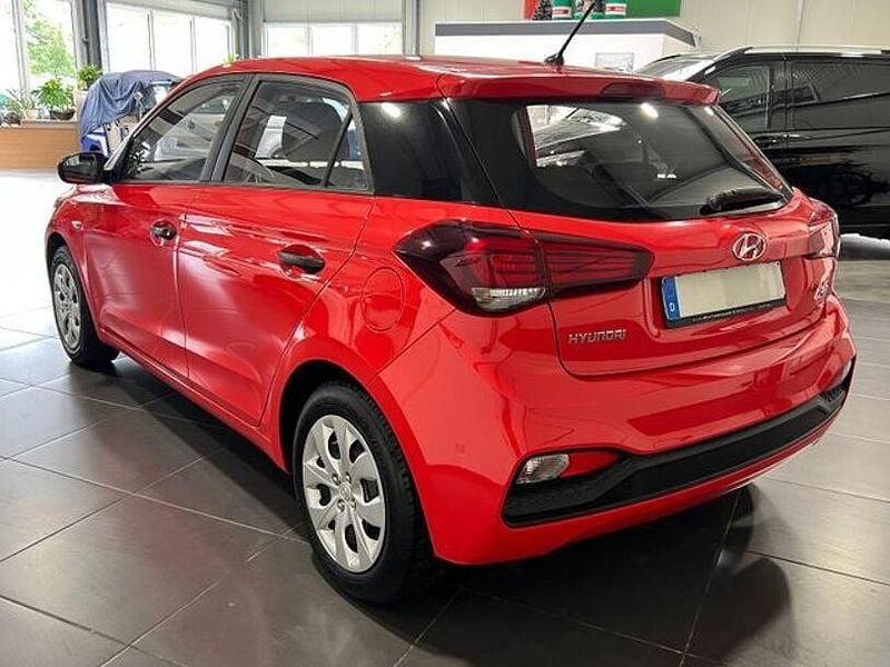 Gebraucht Hyundai i20 Pure 75 PS (55 kW) 2019 Rot Limousine