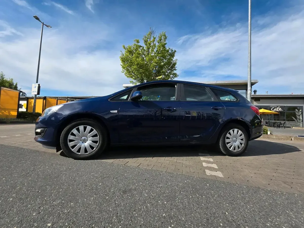 Gebraucht Opel Astra 110 PS (80 kW) 2013 Blau Kombi