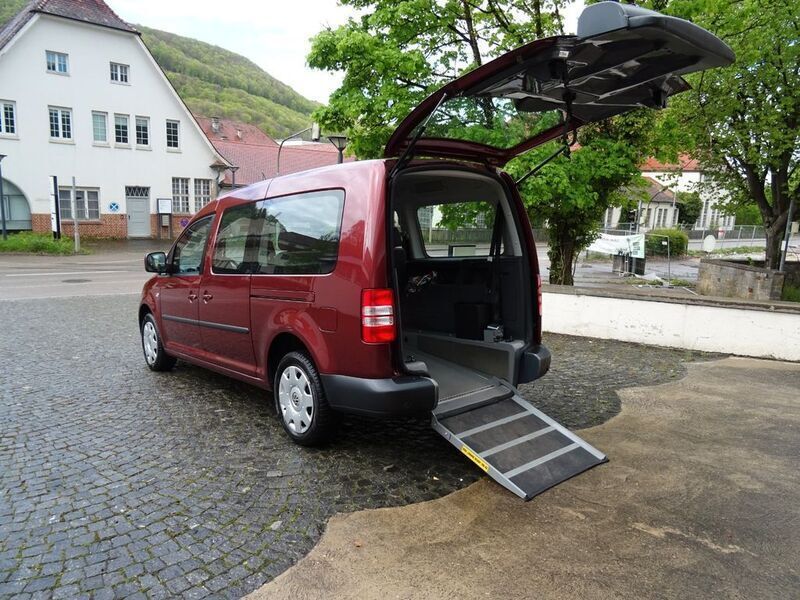 Rot Gebraucht 2012 VW Caddy Maxi Trendline Van / Kleinbus | 17.880 € - Bild 1/4