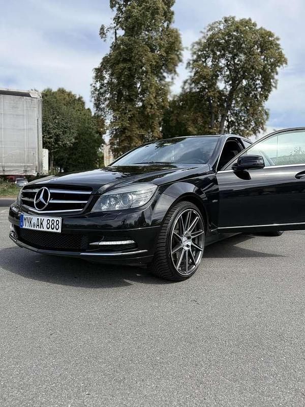 Schwarz Gebraucht 2010 Mercedes C350 Limousine | 11.000 € - Bild 1/4