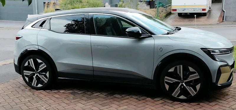 Grau Gebraucht 2022 Renault Megane E-Tech Iconic Limousine | 25.500 € (Guter Preis) - Bild 1/4