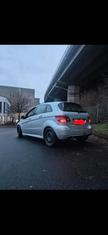 Gebraucht Mercedes B180 109 PS (80 kW) 2009 Silber Van / Kleinbus