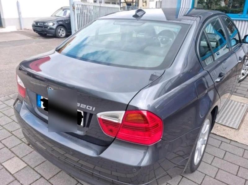 Gebraucht BMW 320 150 PS (110 kW) 2005 Grau Limousine