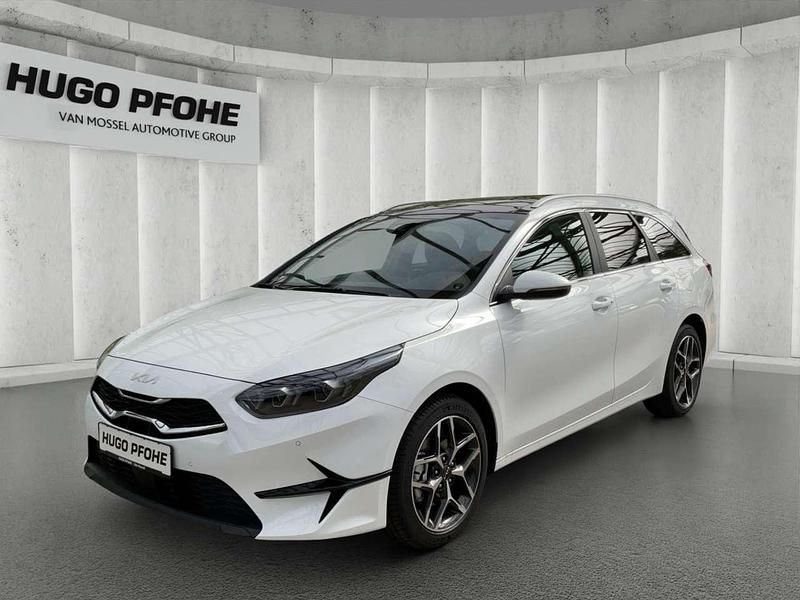 Deluxeweiss metallic Neu 2025 Kia Ceed Sportswagon Platinum Kombi | 34.961 € (Teuer) - Bild 1/4