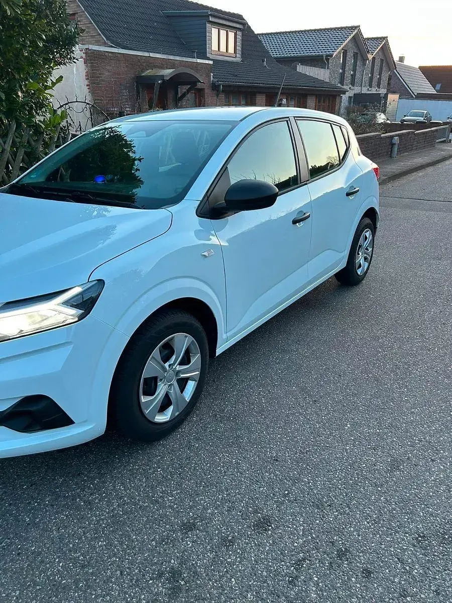 Gebraucht Dacia Sandero Essentiel 67 PS (49 kW) 2024 Weiß Limousine