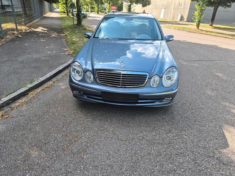 Blau Gebraucht 2025 Mercedes E500 Avantgarde Limousine | 17.900 € - Bild 1/4