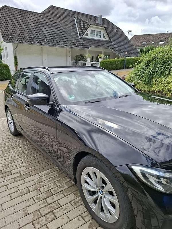 Schwarz Gebraucht 2020 BMW 320 Advantage Kombi | 25.500 € (Guter Preis) - Bild 1/4