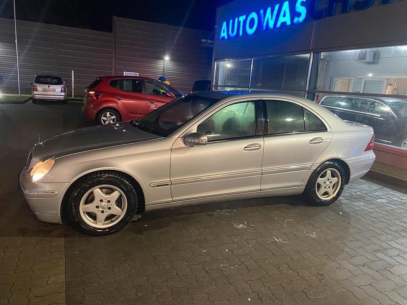 Second-hand Mercedes C220 143 CP (105 kW) 2001 Argintiu Berlinǎ
