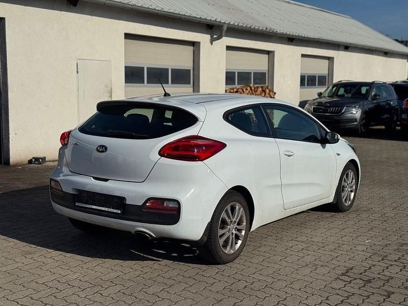 Gebraucht Kia Ceed Edition 7 99 PS (72 kW) 2013 Weiß Kleinwagen