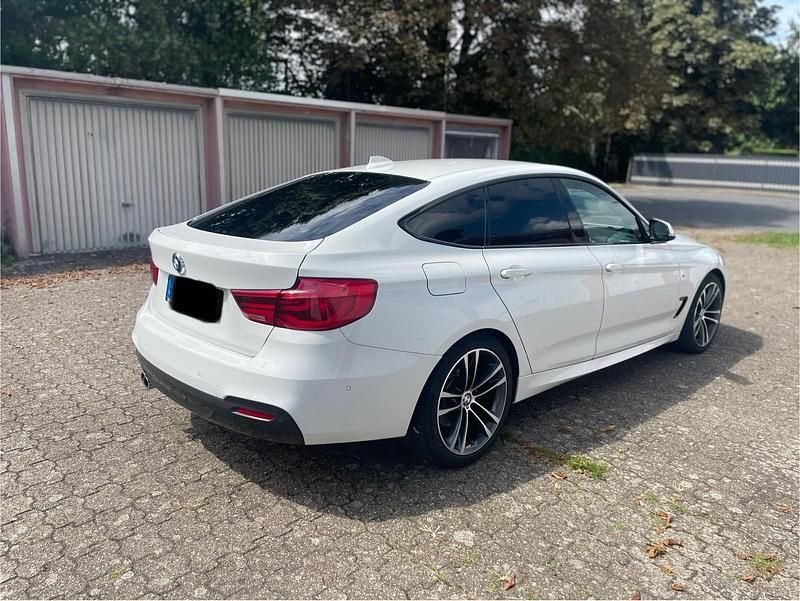 Weiß Gebraucht 2016 BMW 330 Gran Turismo M Sport Limousine | 21.999 € (Guter Preis) - Bild 1/4