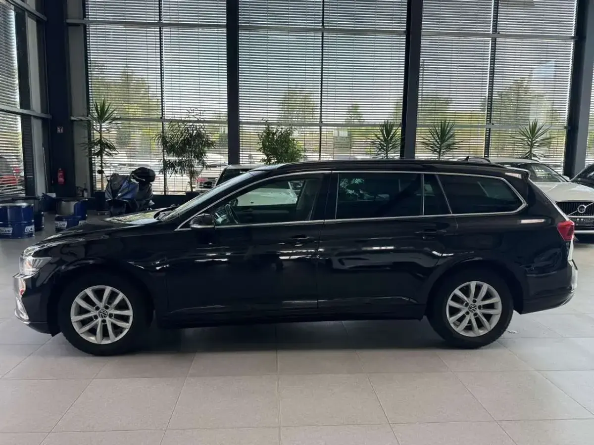 Gebraucht VW Passat 150 PS (110 kW) 2023 Deep black pearlescent Kombi
