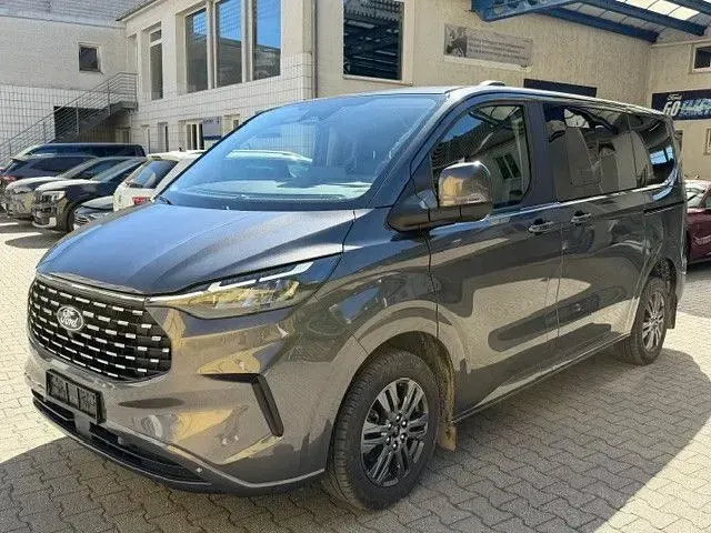 Gebraucht Ford Tourneo Titanium 136 PS (100 kW) 2025 Magentic metallic Van / Kleinbus