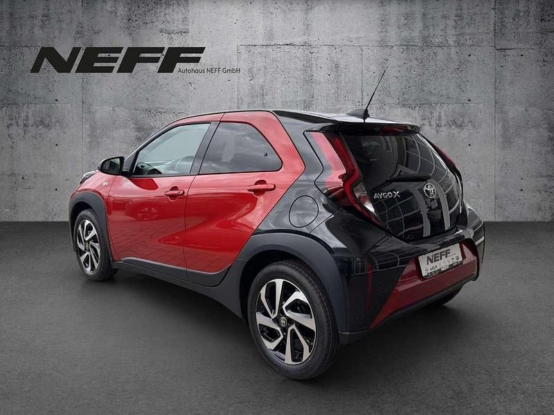 Neu Toyota Aygo X 72 PS (52 kW) 2025 Chili red / night sky black SUV