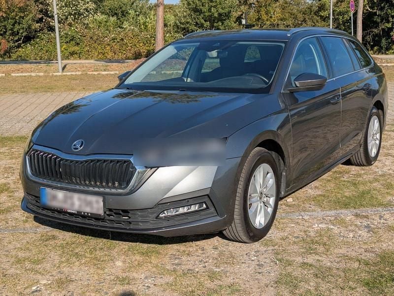 Grau Gebraucht 2024 Skoda Octavia Ambition Kombi | 24.600 € (Superpreis) - Bild 1/4