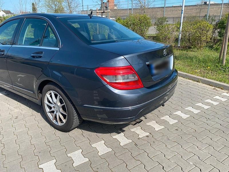 Gebraucht Mercedes C180 156 PS (114 kW) 2010 Blau Limousine