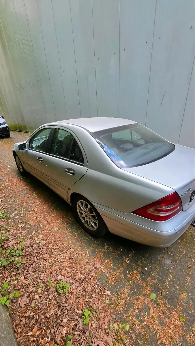 Second-hand Mercedes C200 122 CP (89 kW) 2002 Argintiu Berlinǎ