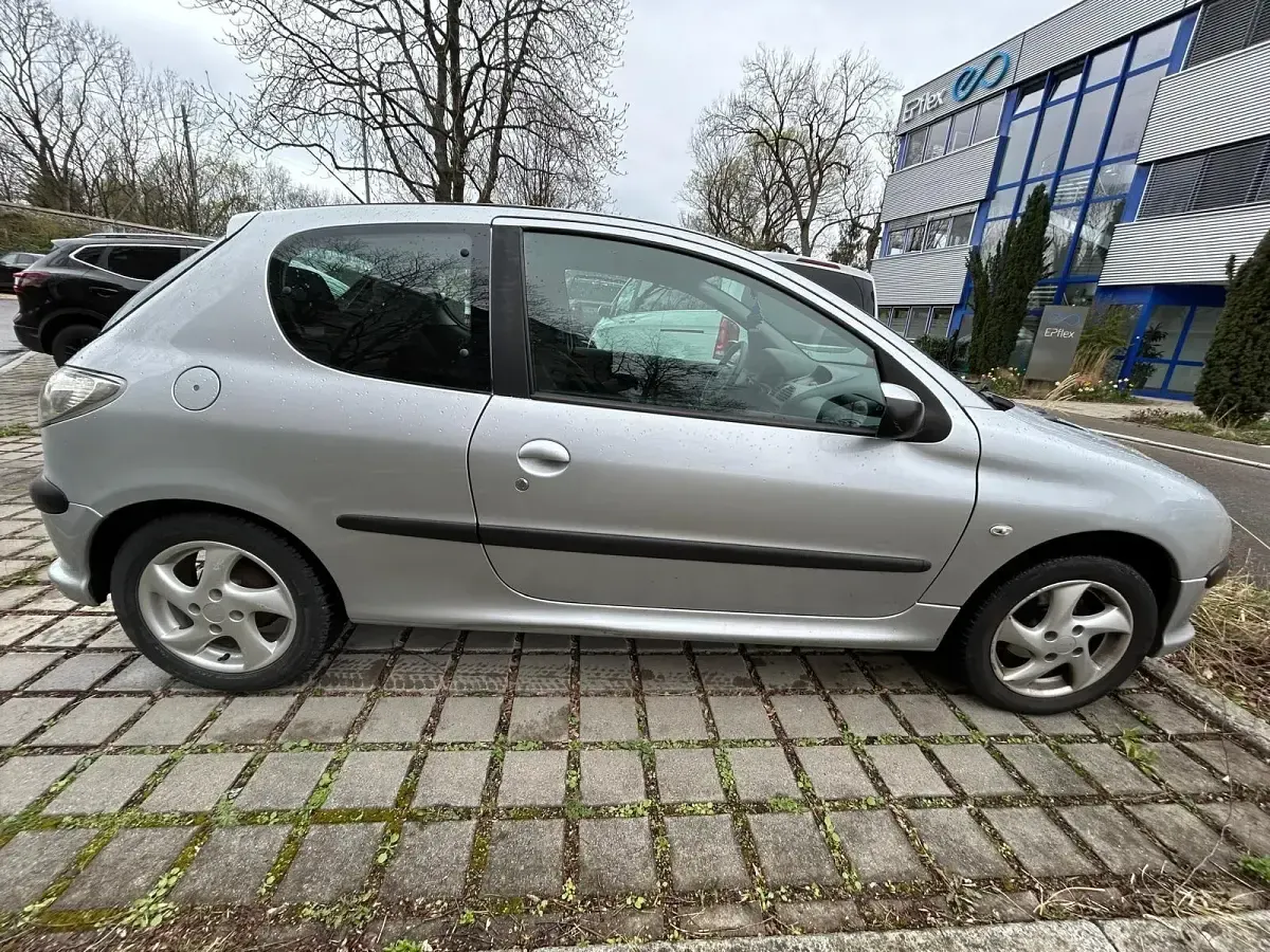 Gebraucht Peugeot 206 75 PS (55 kW) 2006 Silber Kleinwagen