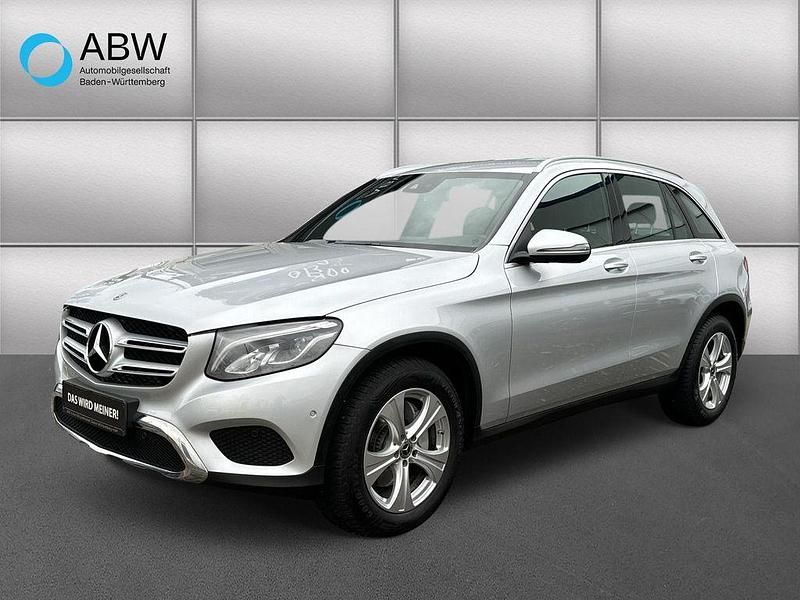 Iridiumsilber metalliclack Gebraucht 2019 Mercedes GLC250 AMG line SUV | 34.490 € (Fairer Preis) - Bild 1/4