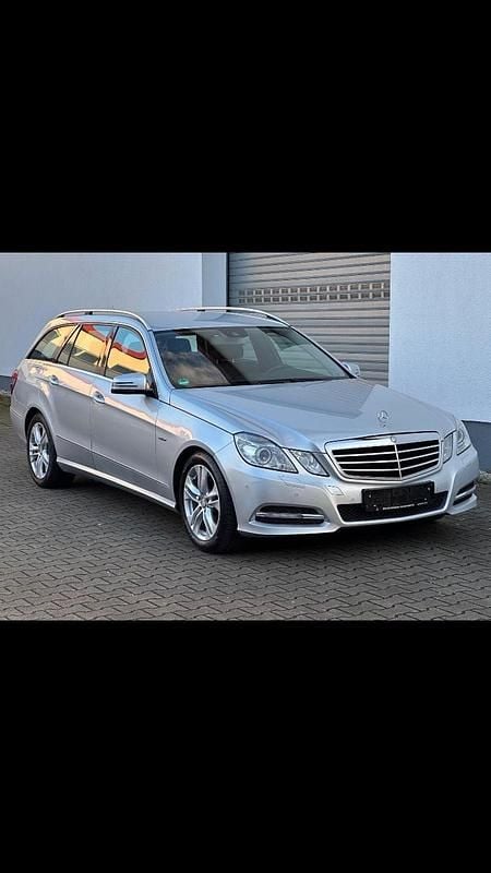 Silber Gebraucht 2011 Mercedes E200 Avantgarde Kombi | 14.490 € - Bild 1/4