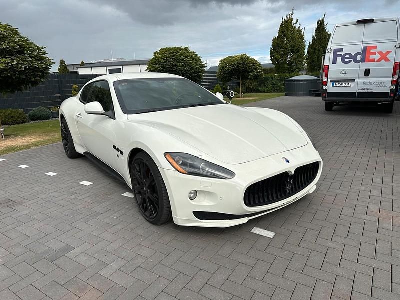 Weiß Gebraucht 2012 Maserati Granturismo Coupé | 34.999 € - Bild 1/4