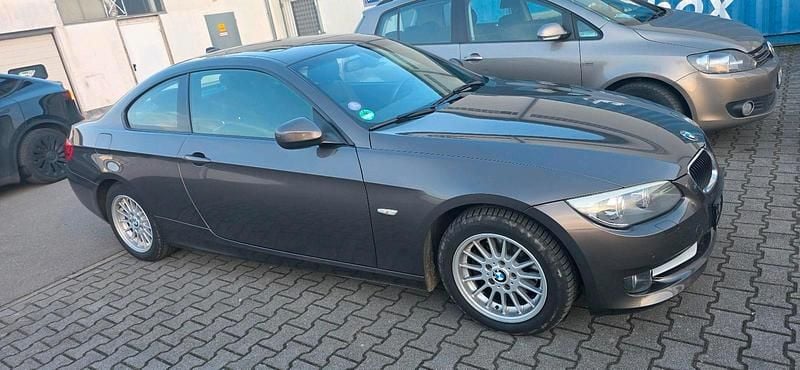 Braun Gebraucht 2011 BMW 320 Coupé | 5.899 € (Guter Preis) - Bild 1/4