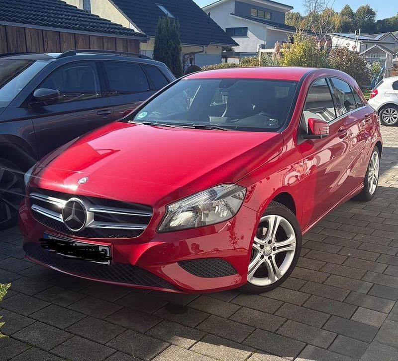 Rot Gebraucht 2014 Mercedes A180 Limousine | 9.500 € (Superpreis) - Bild 1/4