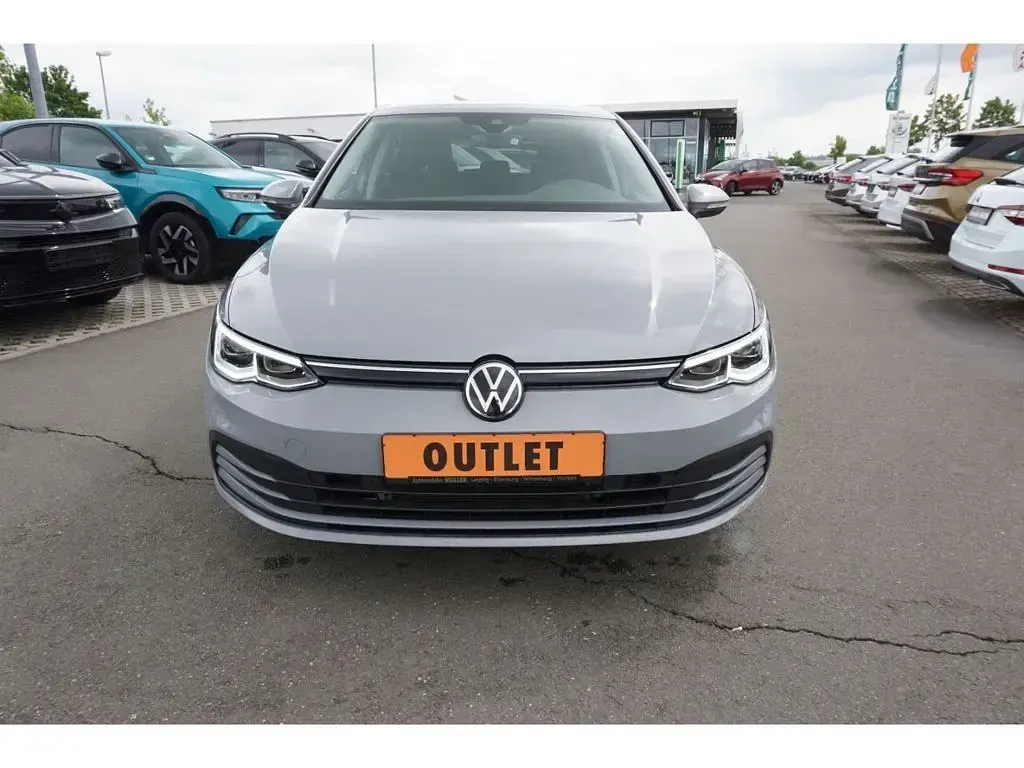 Gebraucht VW Golf VIII 131 PS (96 kW) 2023 Mondsteingrau Limousine