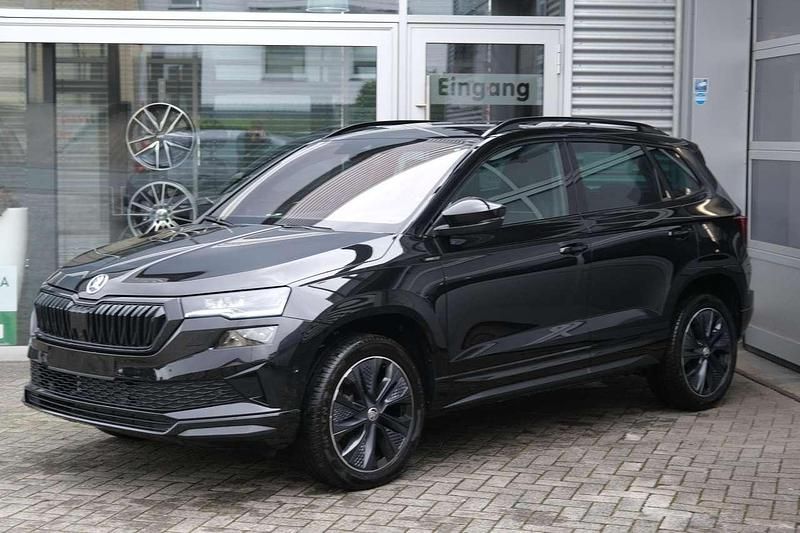 Black magic perleffekt Neu 2025 Skoda Karoq SportLine SUV | 38.779 € (Etwas zu teuer) - Bild 1/4