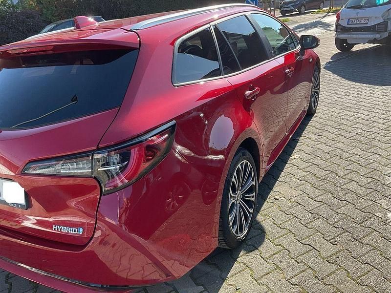 Gebraucht Toyota Corolla Team 98 PS (72 kW) 2022 Rot Kombi