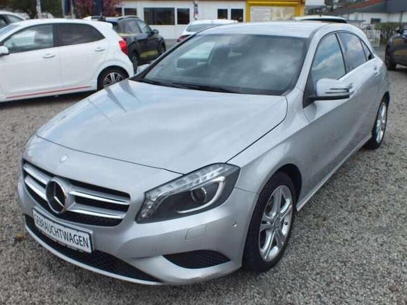 Gebraucht Mercedes A180 90 PS (66 kW) 2015 Silber