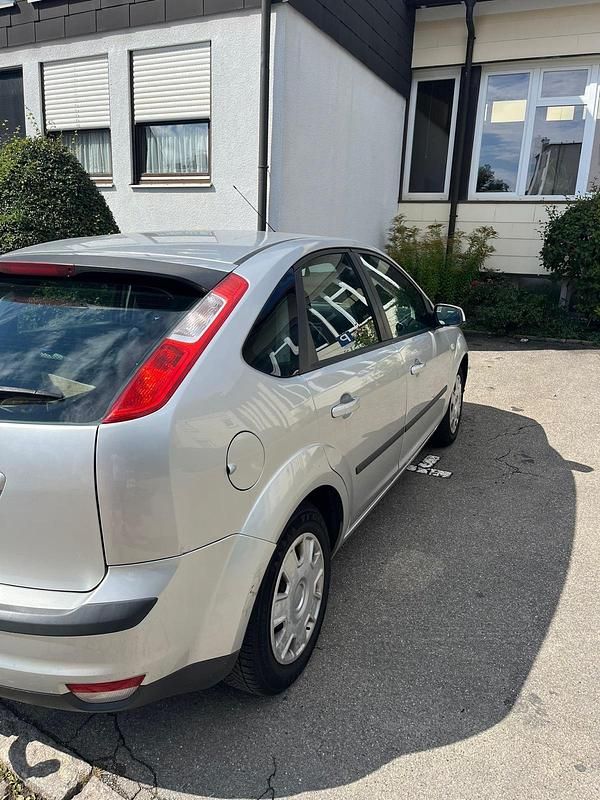 Grau Gebraucht 2006 Ford Focus Limousine | 1.950 € (Guter Preis) - Bild 1/4